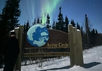 The Moon and the Northern Lights – Chena Aurora View Lodge